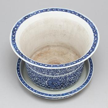 A blue and white pot with dish, Qing dynasty, 19th century,.