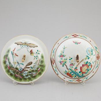 A group of two famille rose jars with covers, Qing dynasty, late 19th century.