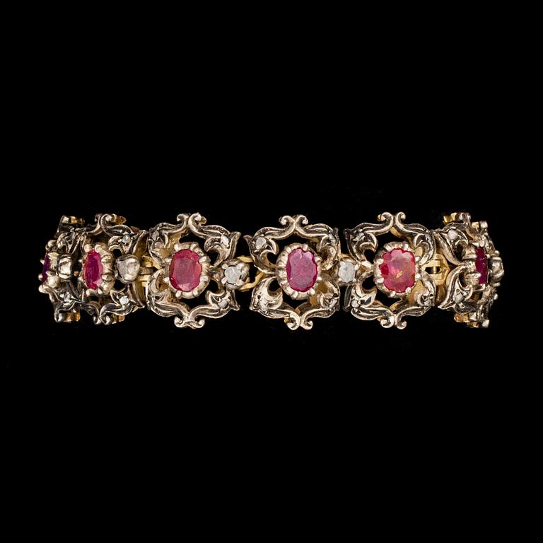 ARMSMYCKE samt RING, förgyllt silver, rubiner och polki diamanter. Vikt tot. 45 g.