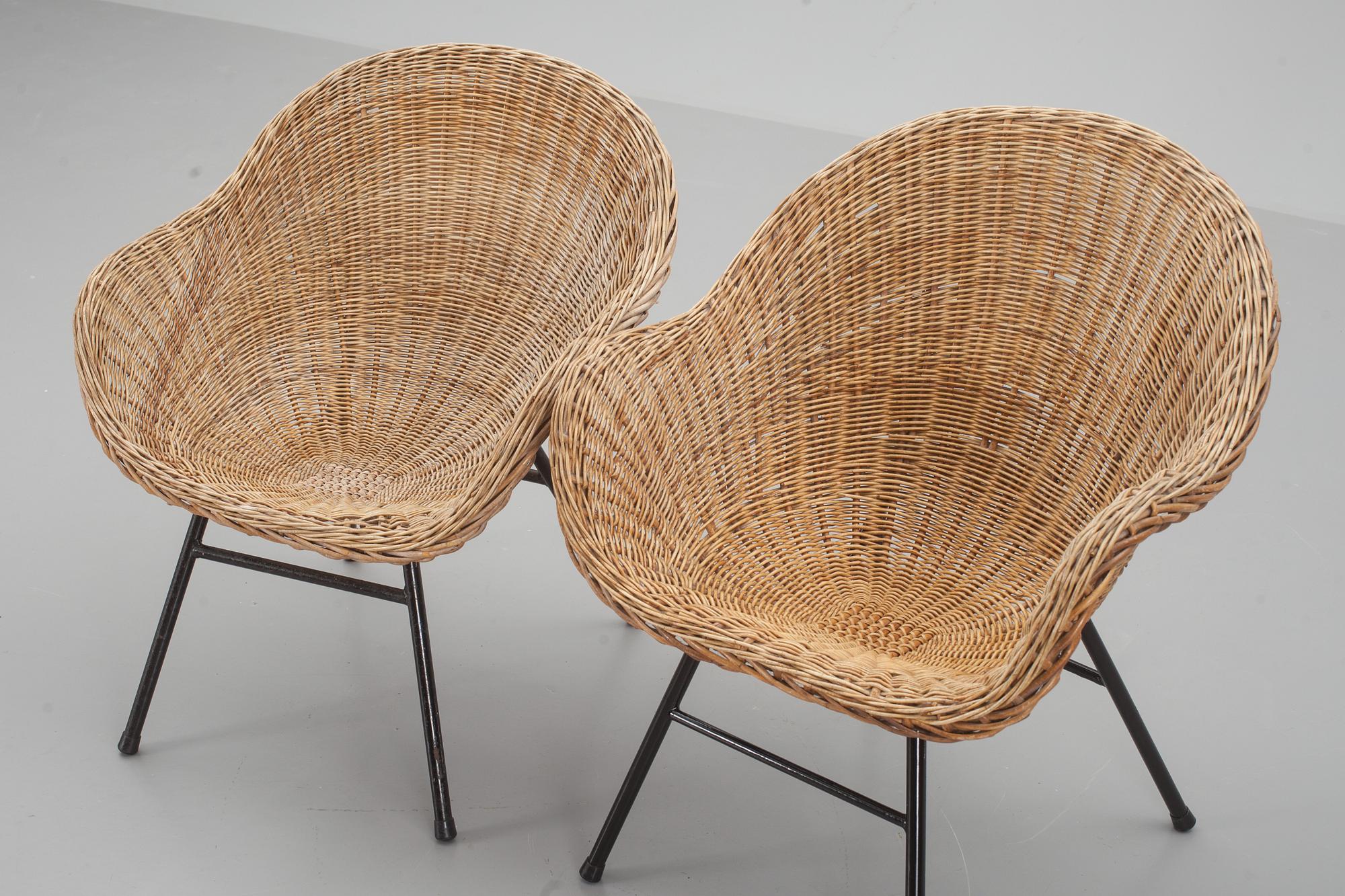 KARMKORGSTOLAR, ett par, 1900-talets andra hälft.