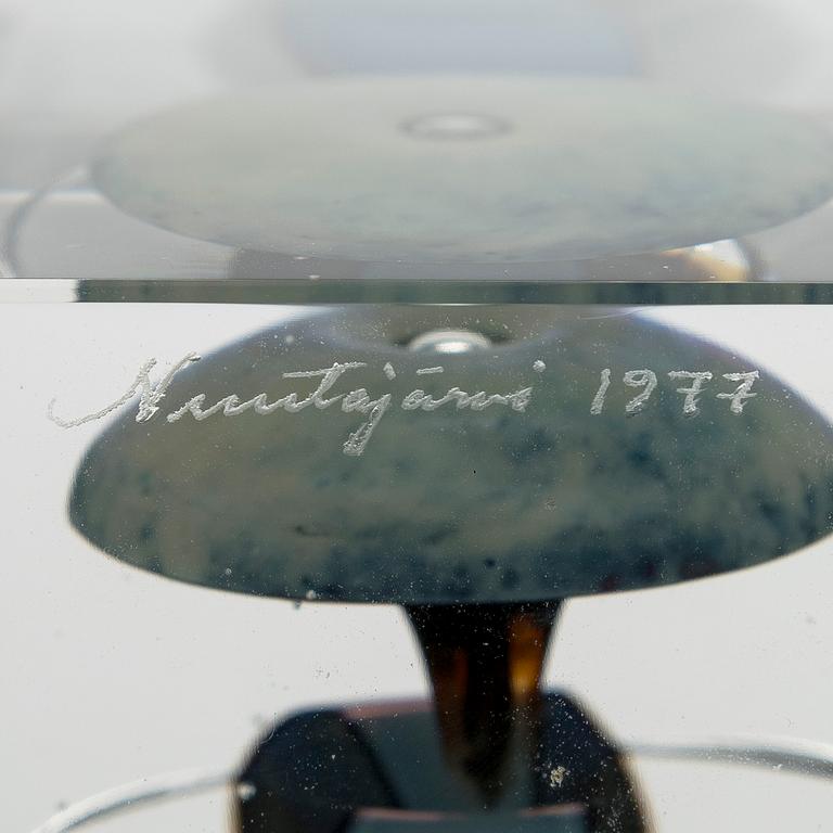 Oiva Toikka, vuosikuutio, signeerattu Oiva Toikka, Nuutajärvi 1977, numeroitu 662/2000.