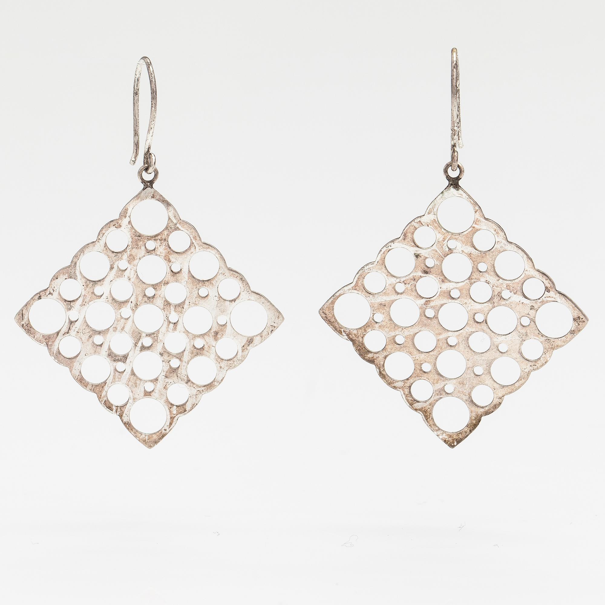 Liisa Vitali, Örhängen "Pitsi", sterlingsilver. Kultakeskus.