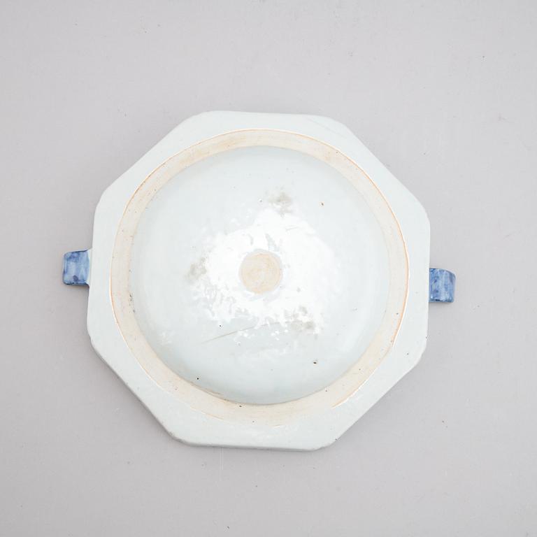 A group of four Chinese blue and white warming plates (2+1+1), Qing dynasty, 18th/19th century.