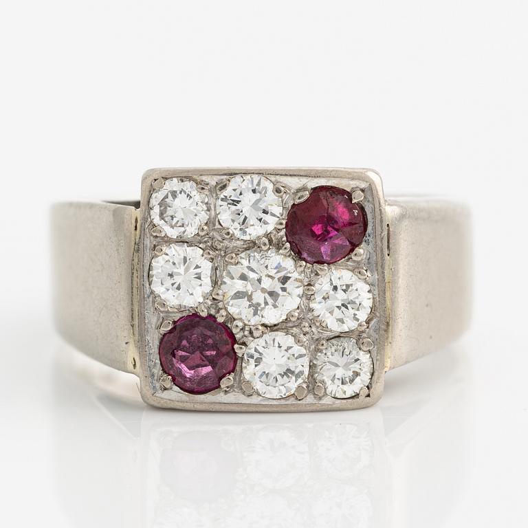 Ring 18K white gold with rubies and brilliant-cut diamonds.