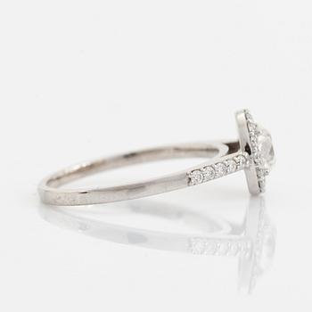 Ring med gammalslipad diamant och briljantslipade diamanter.