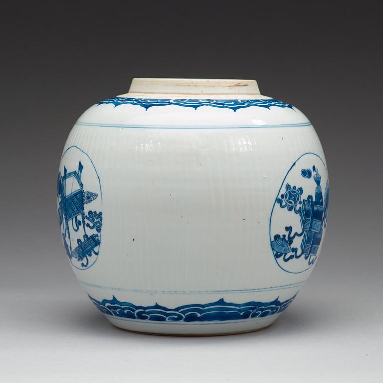 A blue and white jar, Qing dynasty, Kangxi (1662-1722).