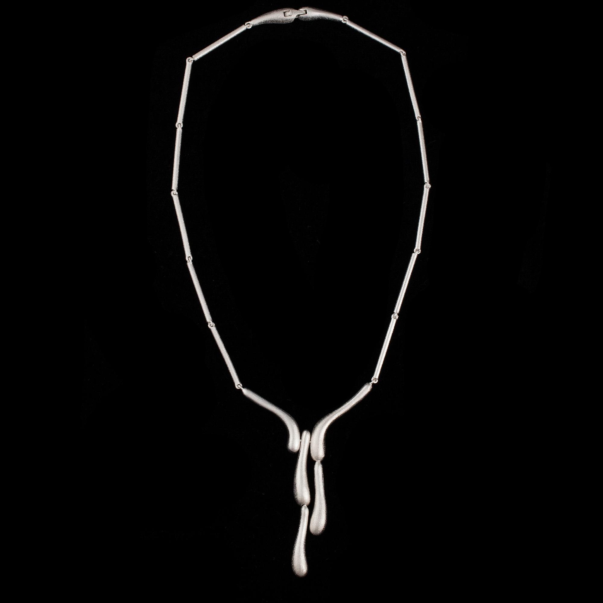 HALSSMYCKE, "Ice Drops" sterlingsilver, Chao-Hsien Kuo Lapponia 2010. Vikt 42 g.