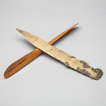 PAPPERSKNIVAR, 2 st. En  i mässing, art nouveau, Frankrike ca 1900, den andra i rytmiskt faner, 1900-talets början.