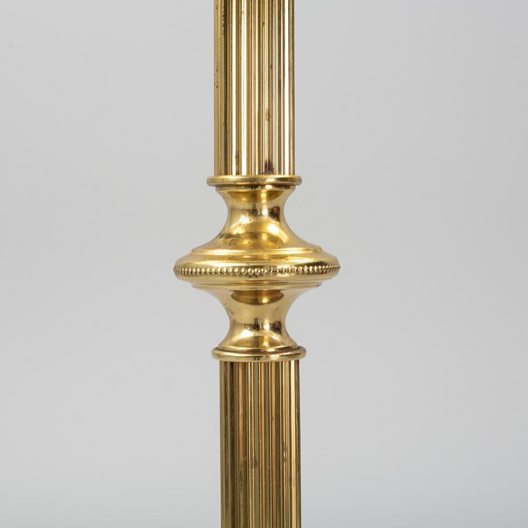 A brass floor lamp, second half of the 20th-century.
