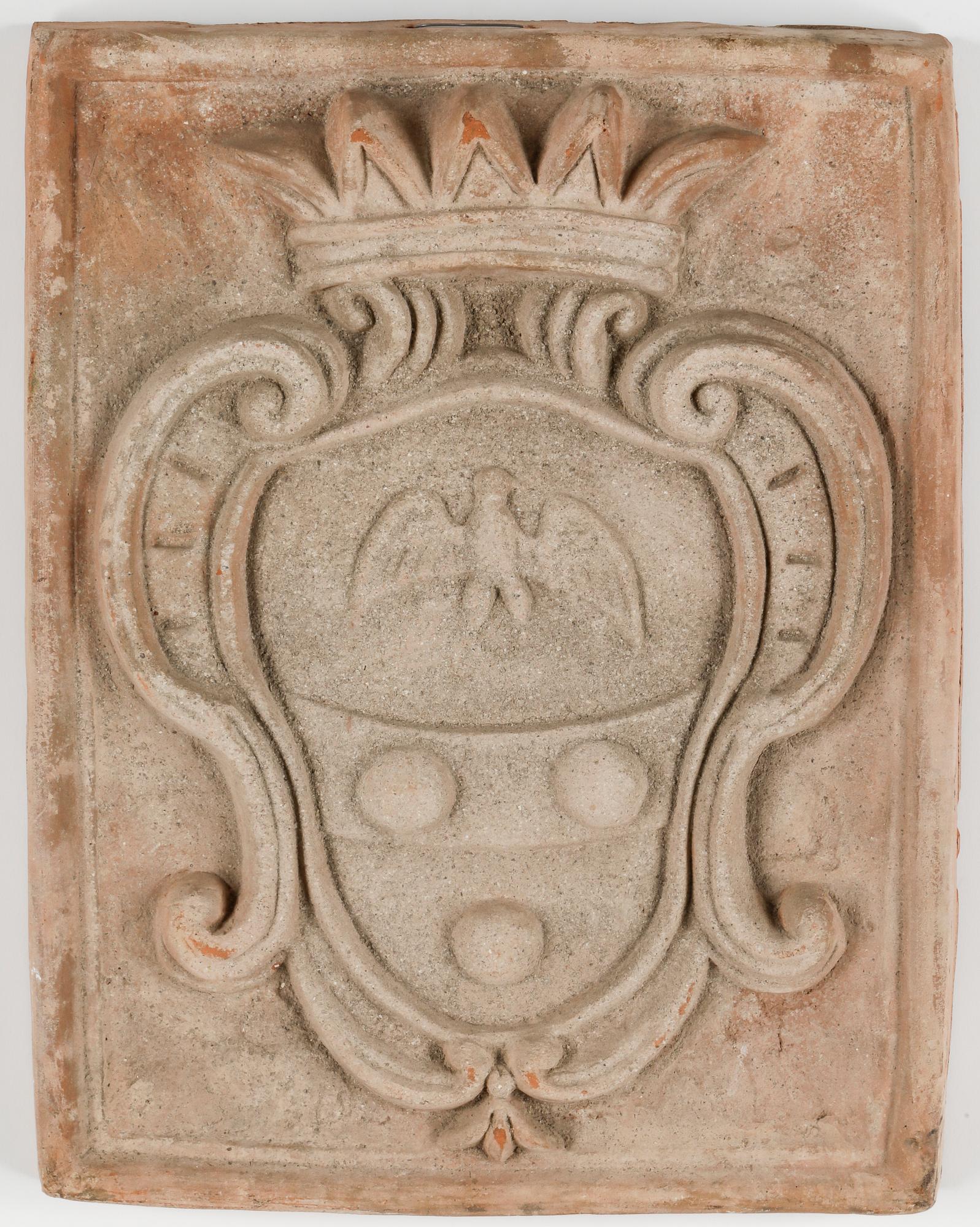 VAPENSKÖLDAR, 2 stycken, lergods, 1900-tal.