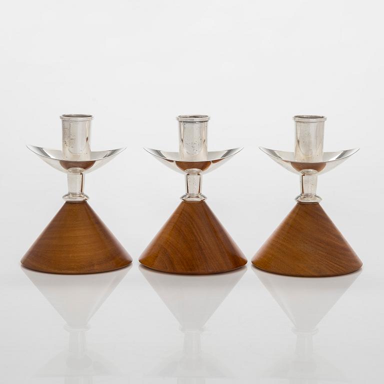 Anna-Greta Eker, ljusstakar, 3 st, silver och mahogny, Auran Kultaseppä, Åbo 1961-64.