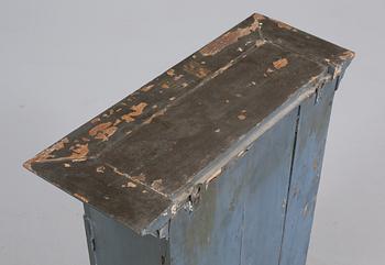 HÄNGSKÅP, 1800-talets första hälft.