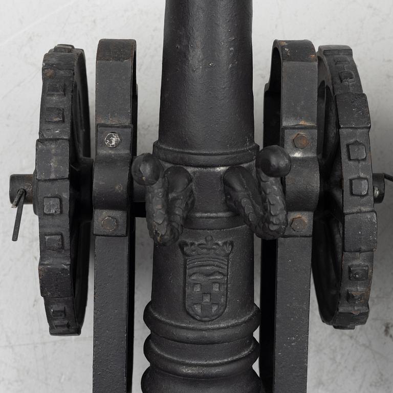 A pair of cast-iron modell canons, 20th century.