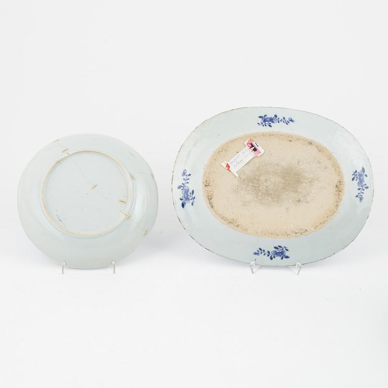 54 dinner service pieces, blue and white porcelain, Qing Dynasti, China, 18th/19th century.