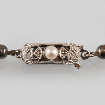 COLLIER, odlade pärlor med lås i 18K vitguld.