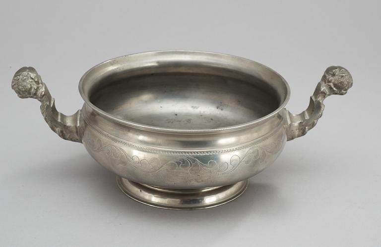 A Swedish pewter bowl. Makers mark by Gottlob F Bauman, Hudriksvall (1789-1826/31).