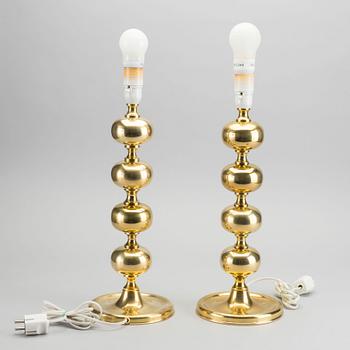 A PAIR OF BRASS TABLE LAMPS.