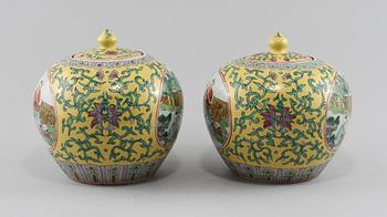 LOCKBOJANER, ett par, porslin, Kina, 1900-tal.