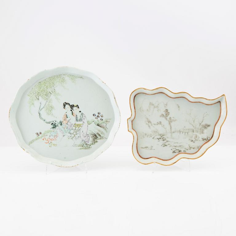 A set with two enamelled Chinese porcelain dishes, 20th century.