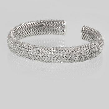 ARMRING, 18K vitguld med briljantslipade diamanter 12.88 ct. Vikt 49,5 gram.