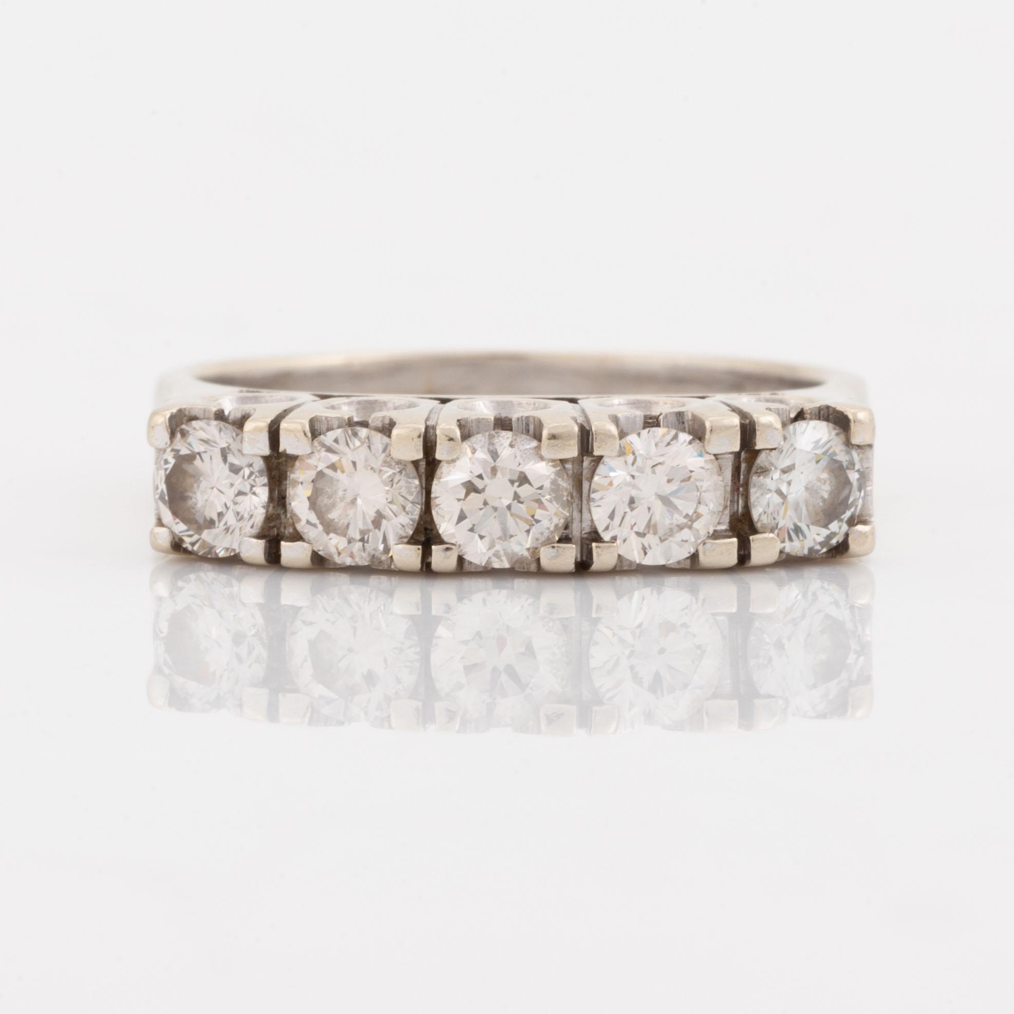 A 14K gold ring set with round brilliant-cut diamonds.