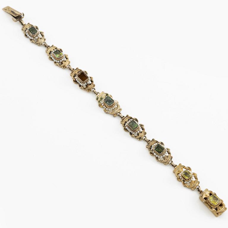 Armband silver med färgstenar och pärlor.