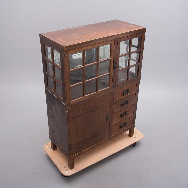 VITRINSKÅP, enligt given uppgift ritad av arkitekt Gustaf Nyström, ca 1900.