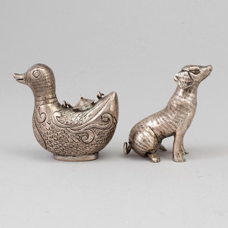 FIGURINER, två stycken, låghaltigt silver. Kina, 1900-tal.