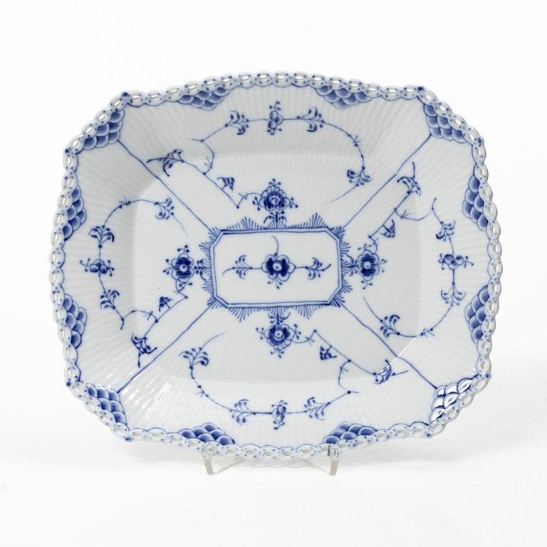 Royal Copenhagen, matservis, 44 delar, porslin, "Musselmalet", helblond , Danmark.