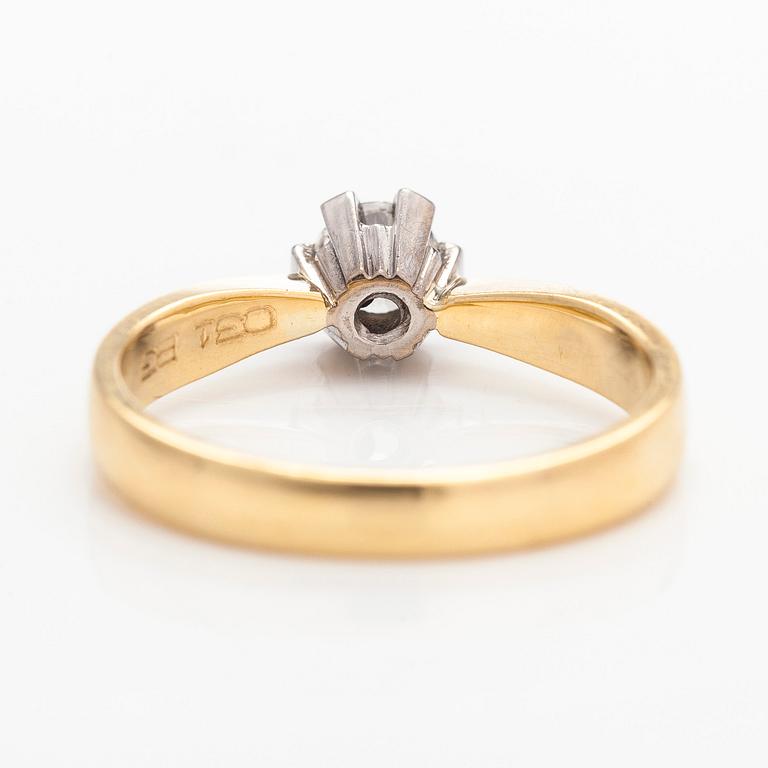 Ring, solitär, 18K guld med en briljantslipad diamant.