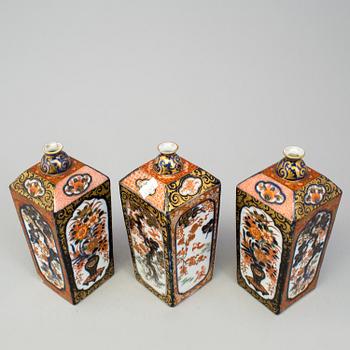 Three Japanese Imari flasks/vases. Meiji period (1868-1912).
