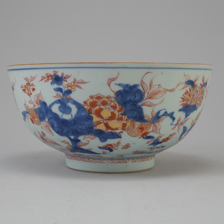 A Chinese imari porcelain bowl, Qing dynasty, early 18th century.