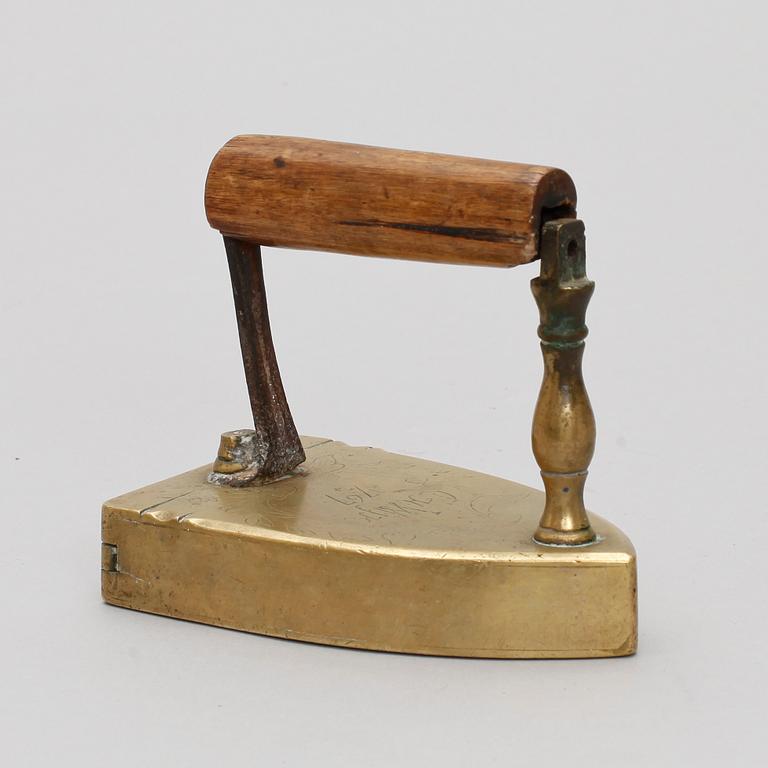 STRYKJÄRN, mässing, dat 1767.