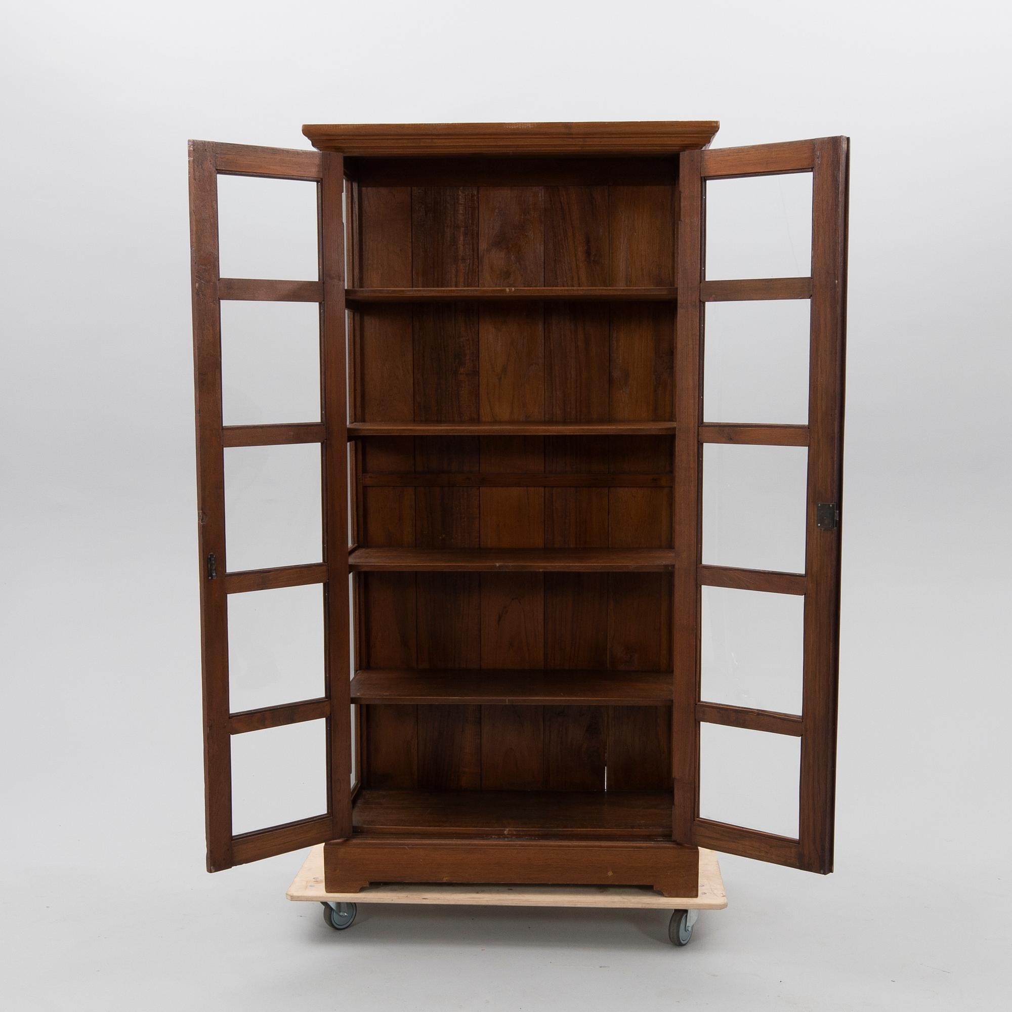 Vitrinskåp 1900-tal.