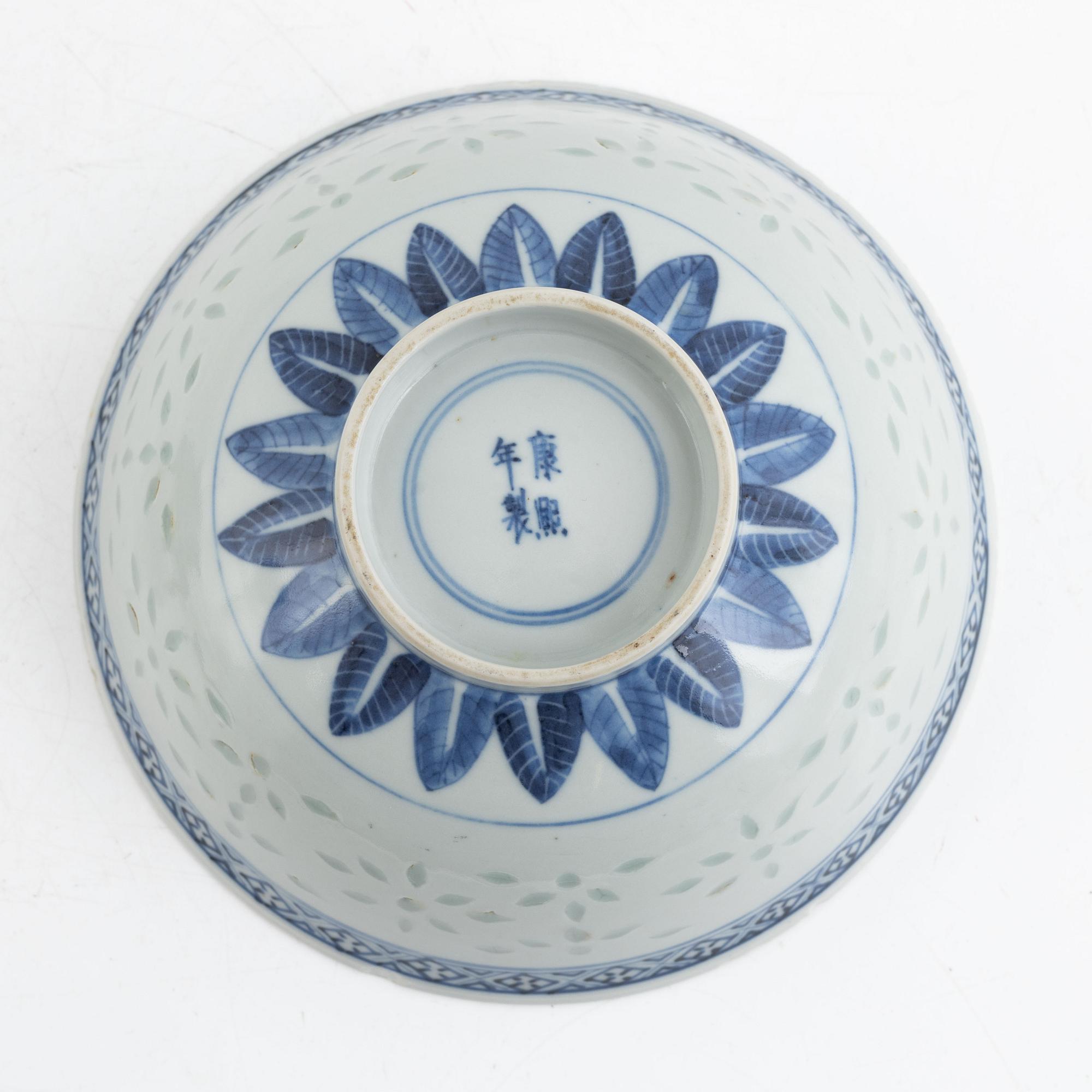 A Chinese blue and white porcelain bowl, late Qing dynasty/around 1900.