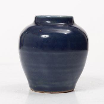 A Chinese blue glazed porcelain jar, 17th century.