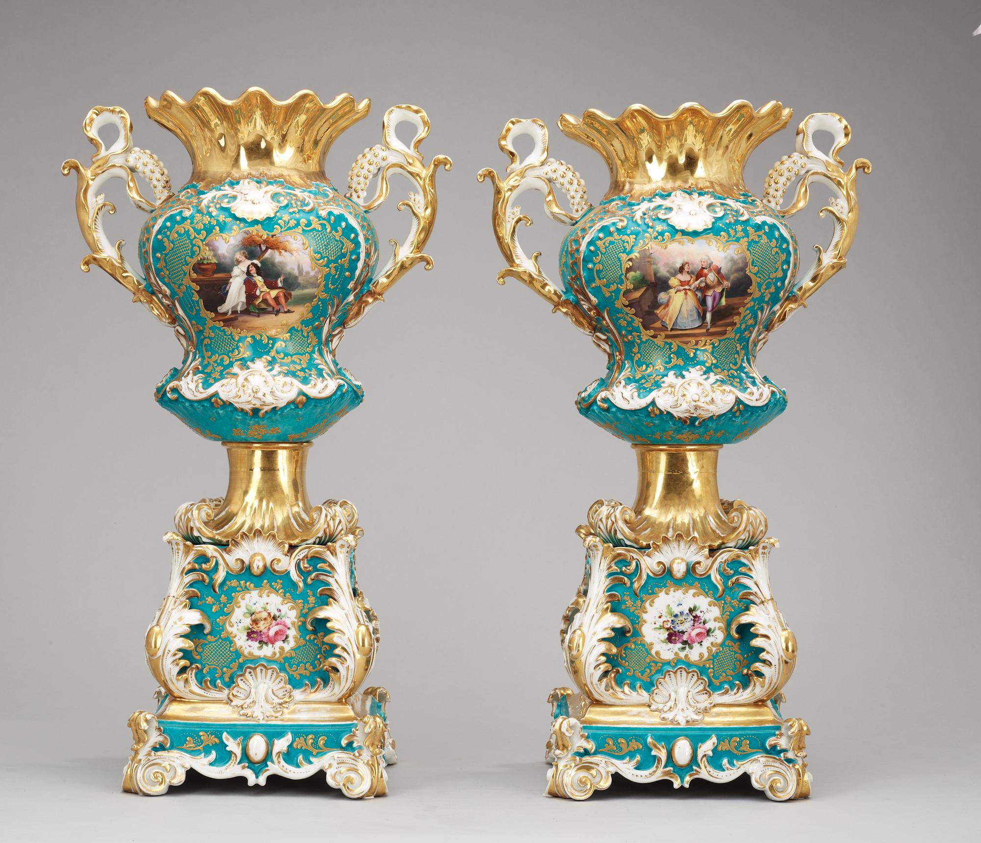 PRAKTURNOR på SOCKEL, ett par, porslin. Frankrike, 1800-talets mitt, Jacob Petit.