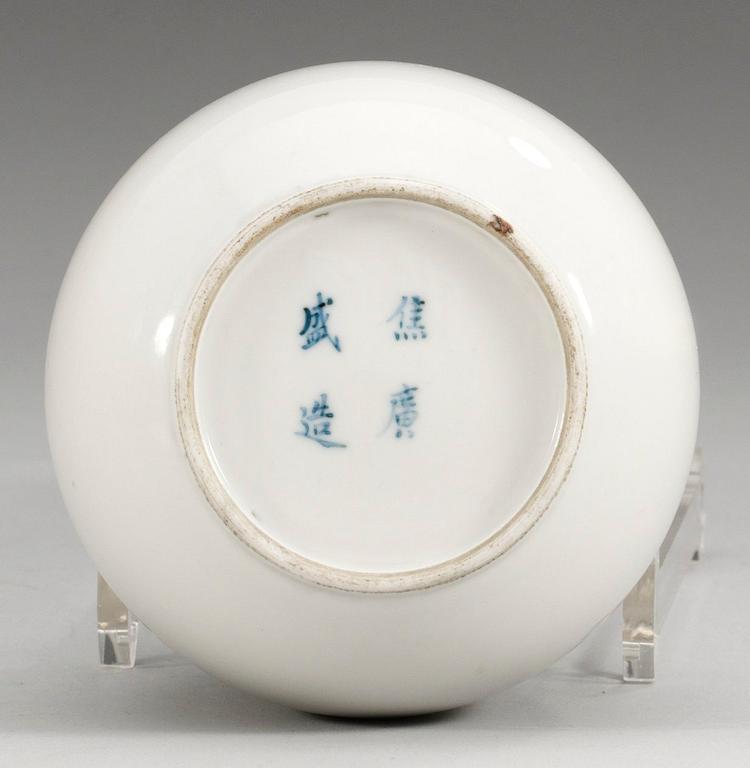 VAS, porslin. Qing dynastin. Kangxi-stil.