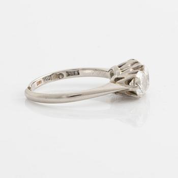 Ring with three brilliant-cut diamonds.