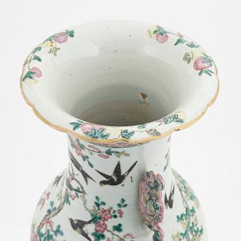 A Chinese vase, late Qing Dynasty, circa 1900.
