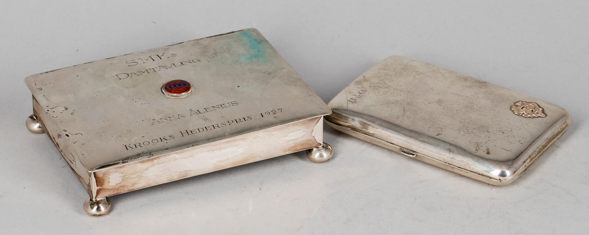 CIGARILLSKRIN samt ETUI, silver, det ena med otydliga svenska stämplar, 1923. Total silvervikt 391 g.
