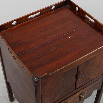 A mahogany bedside table from around the year 1900.