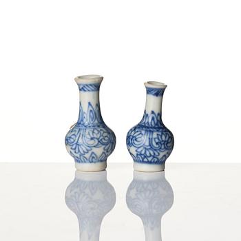 A pair of Chinese blue and white 'Vung Tau Cargo' porcelain miniature vases, Qing dynasty, around 1690.
