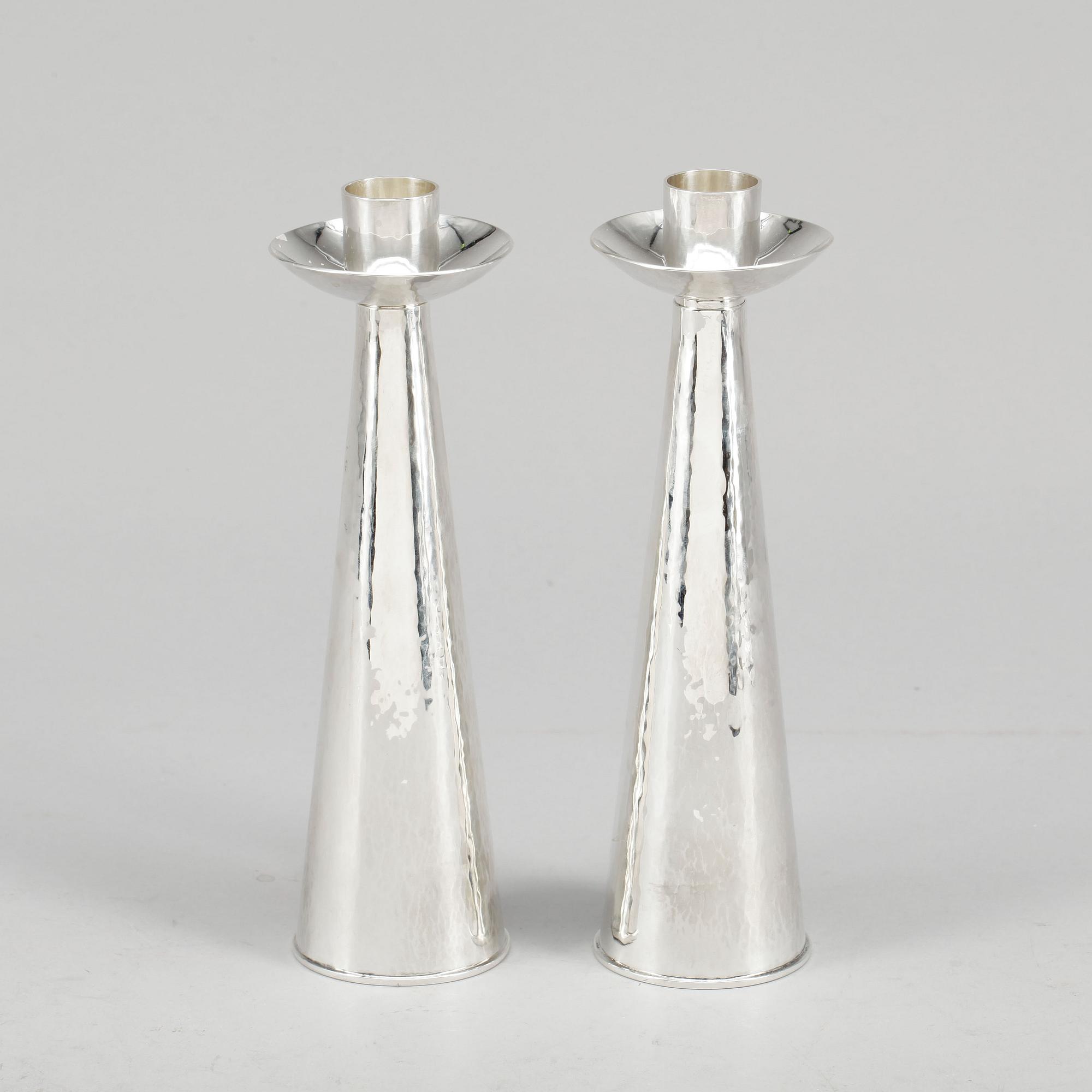 LJUSSTAKAR / VASER, ett par, silver, okänd silversmed med monogram BLD, Gävle, 1962. Vikt ca.