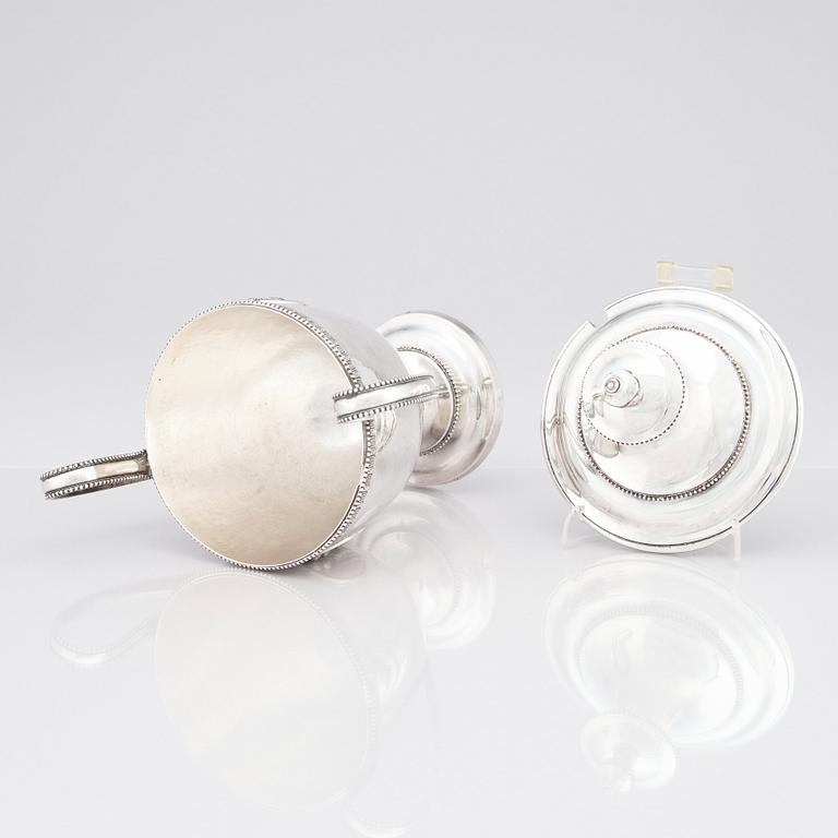 Johan Schvart, sockerskål med lock, silver, Karlskrona 1791. Strösked, silver. Gustaf Möllenborg, Stockholm 1892.