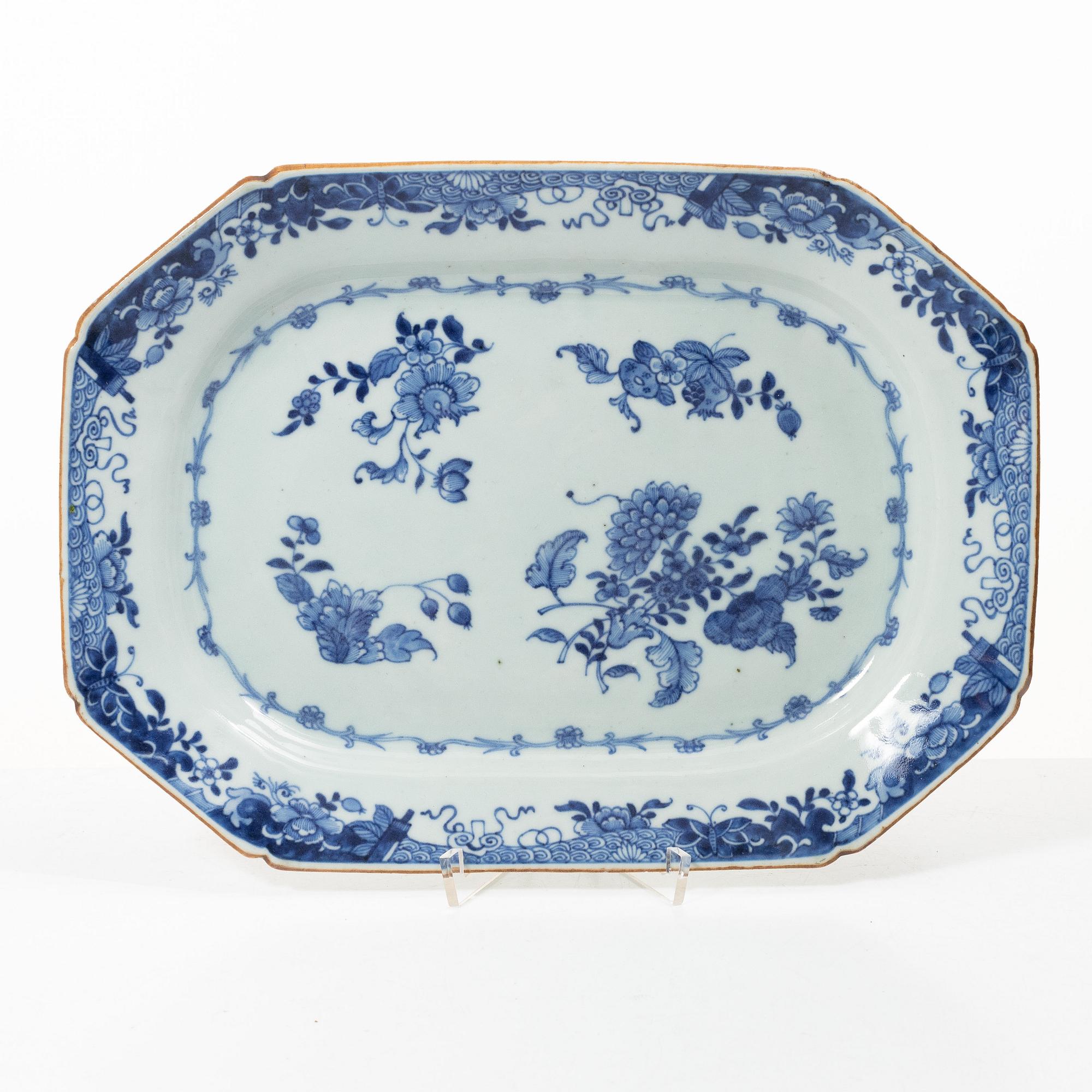 A blue and white serving dish, Qing dynasty, Qianlong (1736-95).