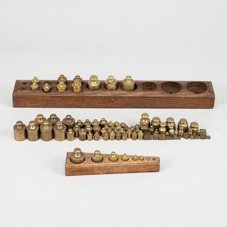 A large collection of ca 120 brass weights, 19th/20th century.