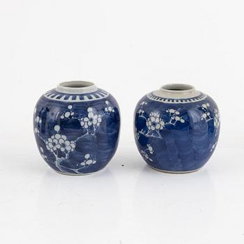 Parti vaser och bojaner, 11 delar, porslin, Kina, sen Qingdynasti.