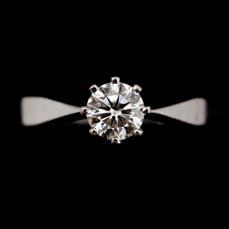 RING, 18 k vitguld, briljantslipad diamant 0,70 ct enl gravyr.