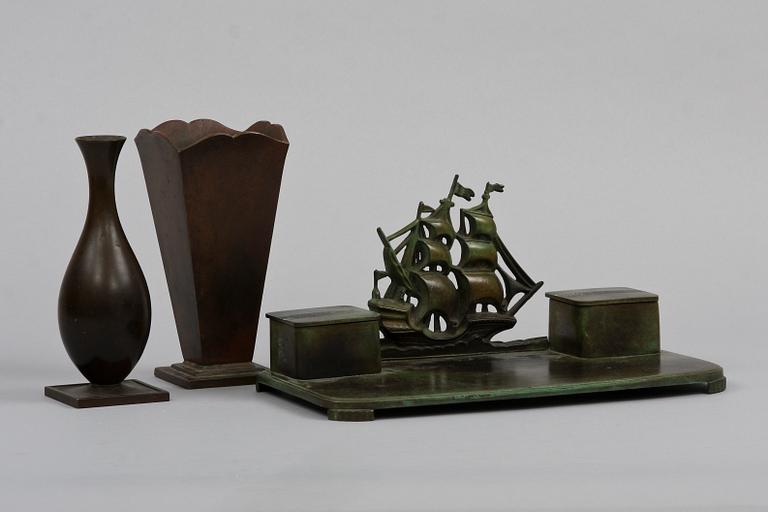 SKRIVGARNITYR OCH VASER, 3 delar. G.A.B brons, 1900-talets första hälft.